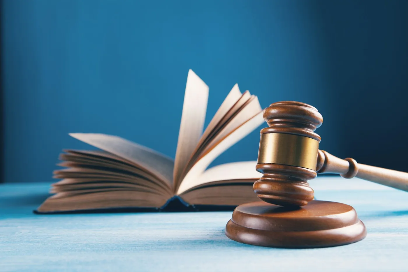 Martelo de juiz sobre livro aberto representando o Código Civil e a execução judicial da hipoteca no Brasil