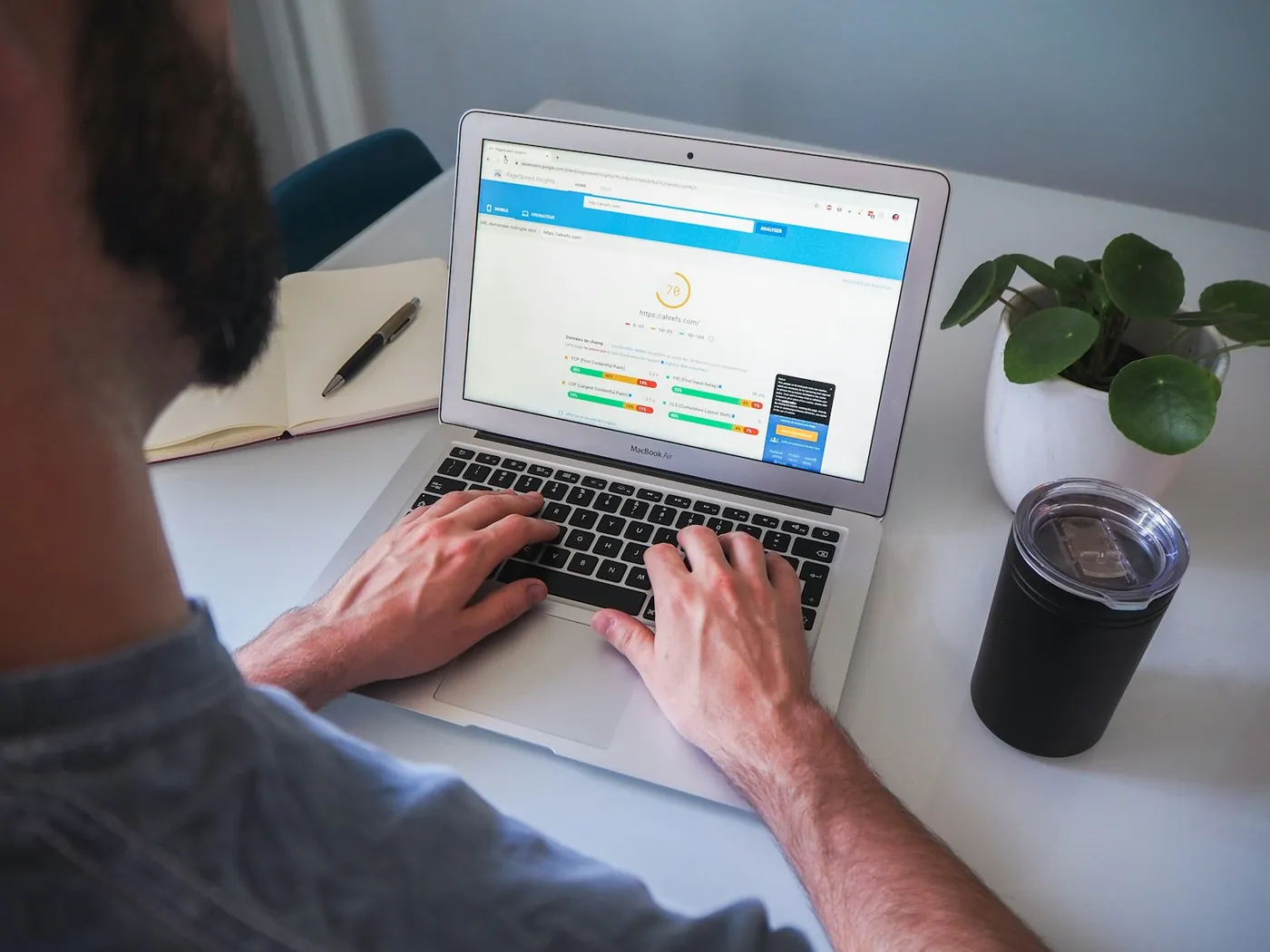 Pessoa pesquisando em laptop o termo hipoteca no Google representando a confusão semântica do crédito imobiliário no Brasil