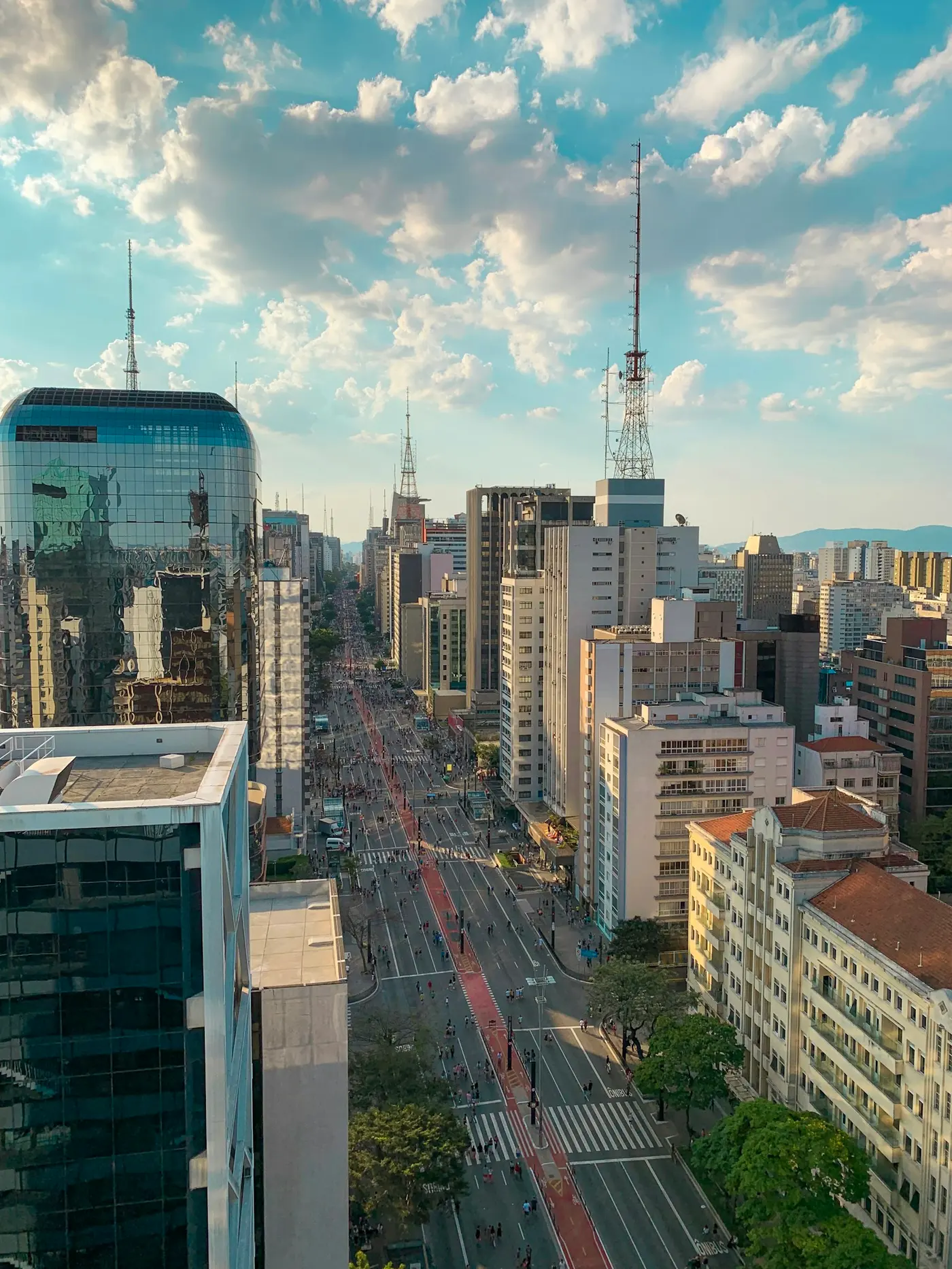 Vista aérea da Avenida Paulista, centro financeiro de São Paulo, representando o mercado de bancos de crédito com garantia de imóvel