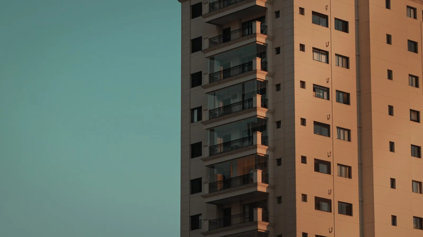 Fachada de prédio residencial brasileiro em hora dourada representando o mercado de empréstimo com garantia de imóvel
