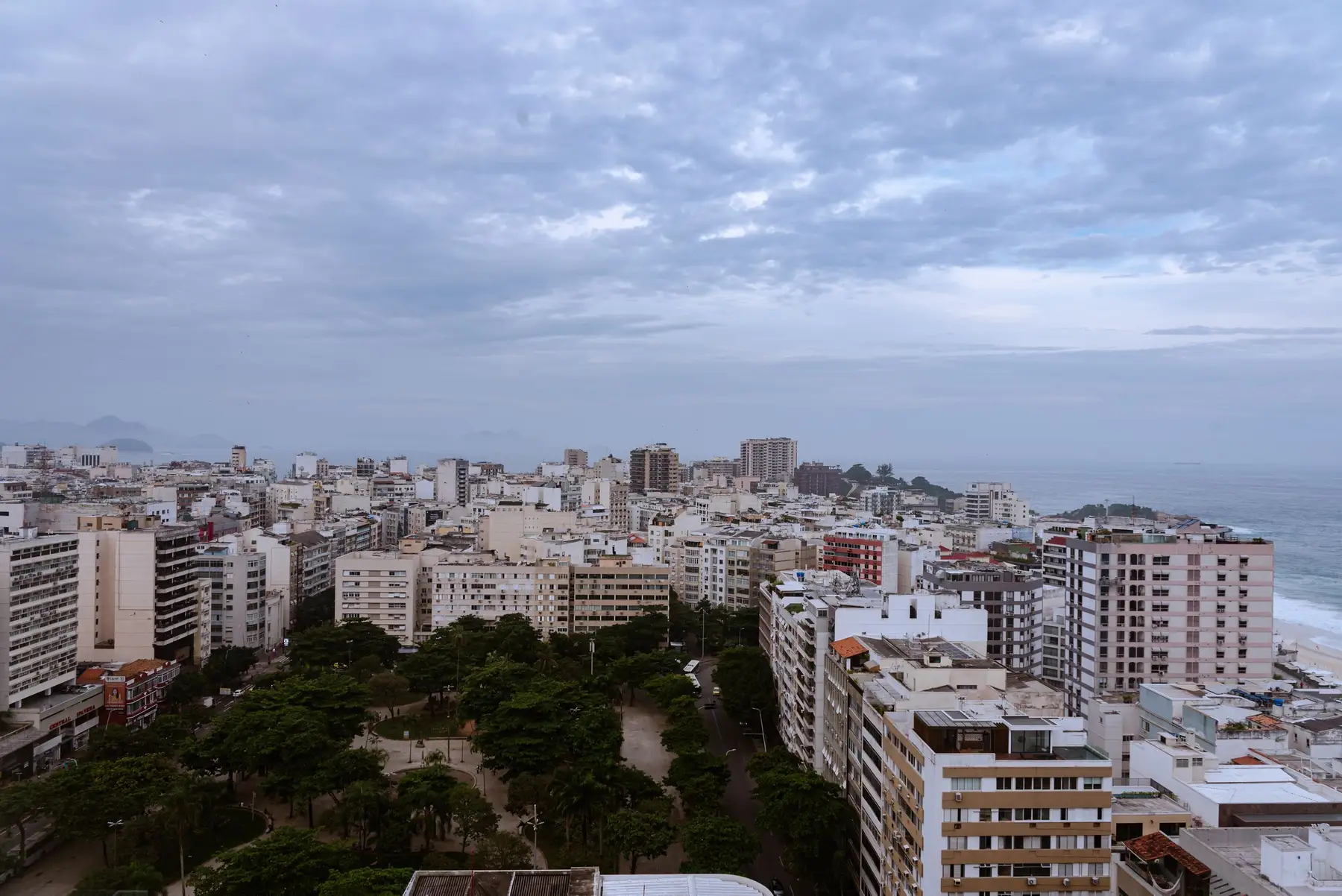 Crédito com garantia de imóvel: prédios residenciais de Ipanema e do Leblon vistos do alto sob céu nublado, com o mar ao fundo
