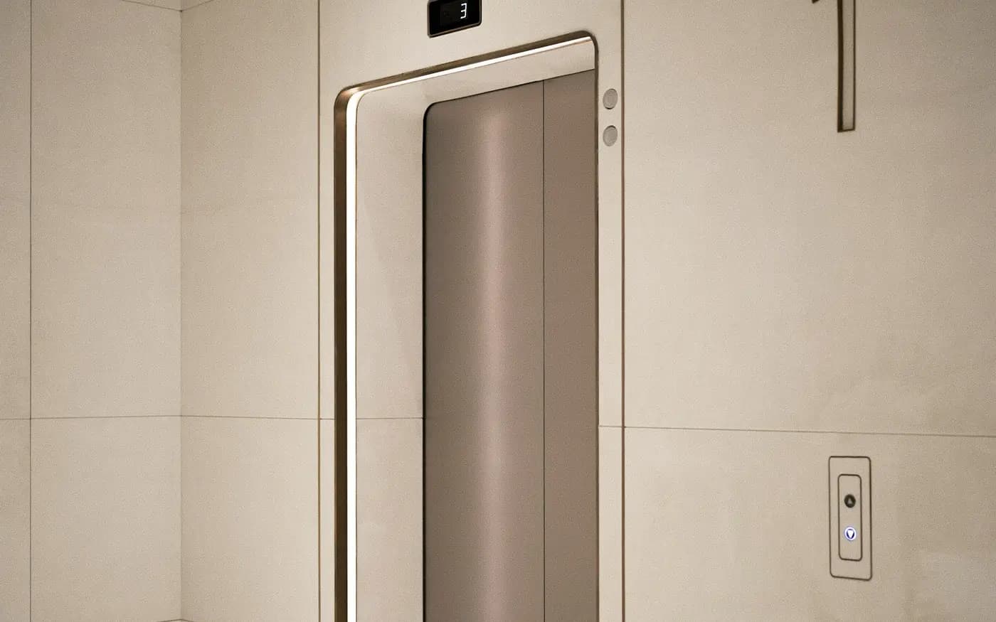 Porta de elevador em hall moderno, com indicador de andar e botões de chamada