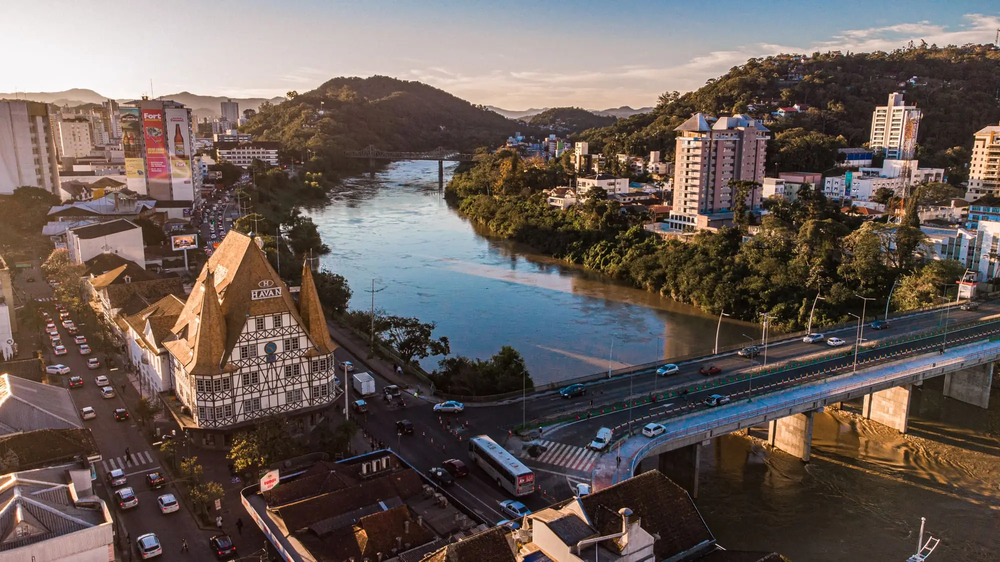 Vista aérea de Blumenau (SC) ao pôr do sol — sede da Credios, especialista em empréstimo com garantia de imóvel