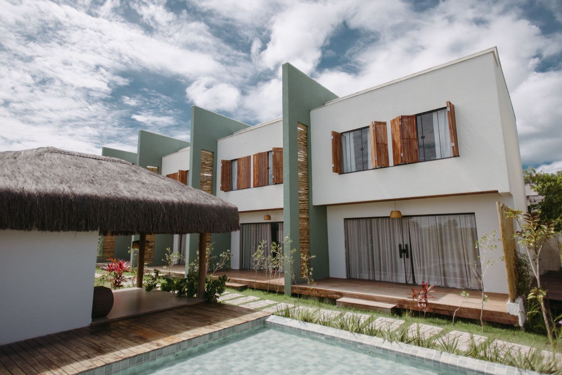 Casa contemporânea de alto padrão com piscina e brises de madeira na Bahia